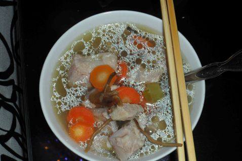 胡萝卜茶树菇汤步骤6
