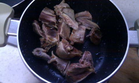 腊味鸡炖笋步骤1