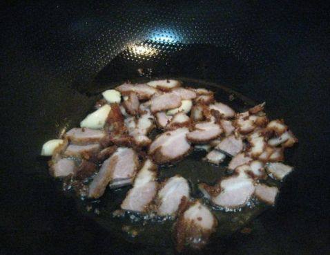 咸猪肉炒豇豆步骤4