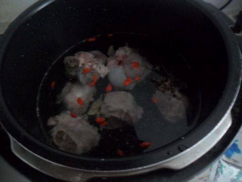 枸杞猪骨汤步骤4