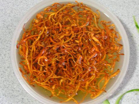 肉丝虫草花烩韭苔步骤1