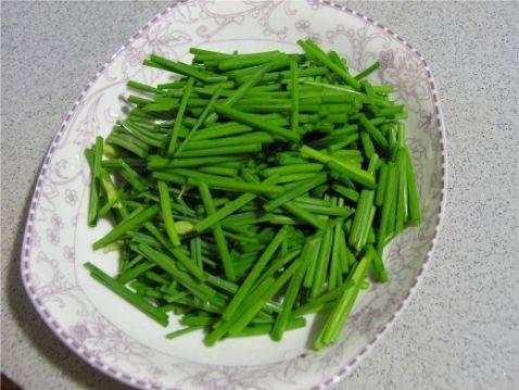 肉丝虫草花烩韭苔步骤2