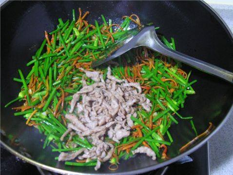 肉丝虫草花烩韭苔步骤5