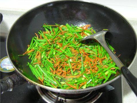 肉丝虫草花烩韭苔步骤4
