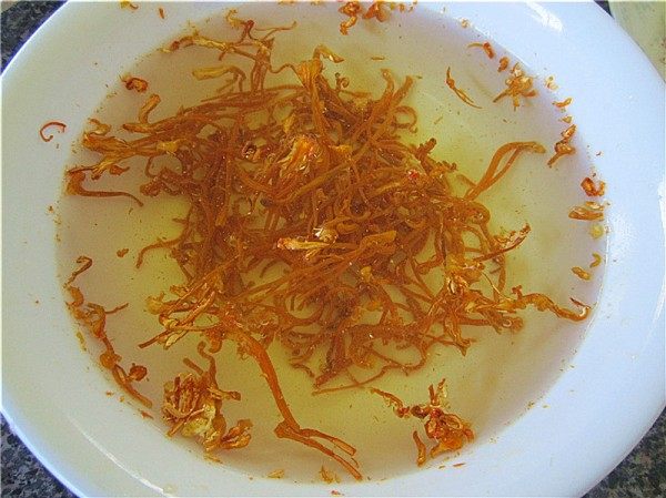 鳄鱼虫草花汤步骤1