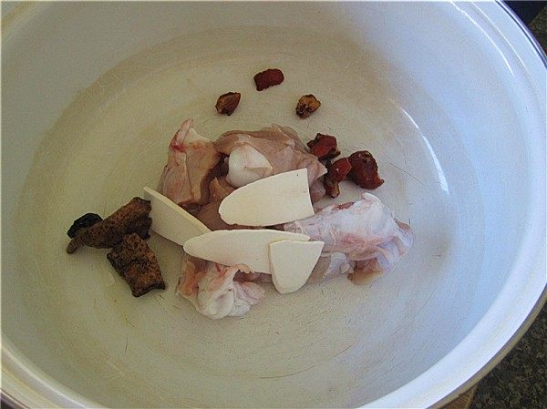 鳄鱼虫草花汤步骤2