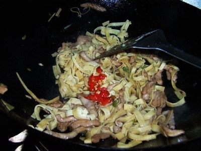肉丝千张炒韭菜步骤9