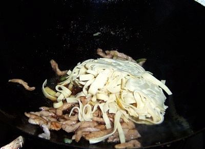 肉丝千张炒韭菜步骤8