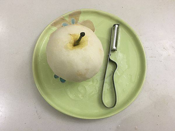 冰糖蒸雪梨步骤2