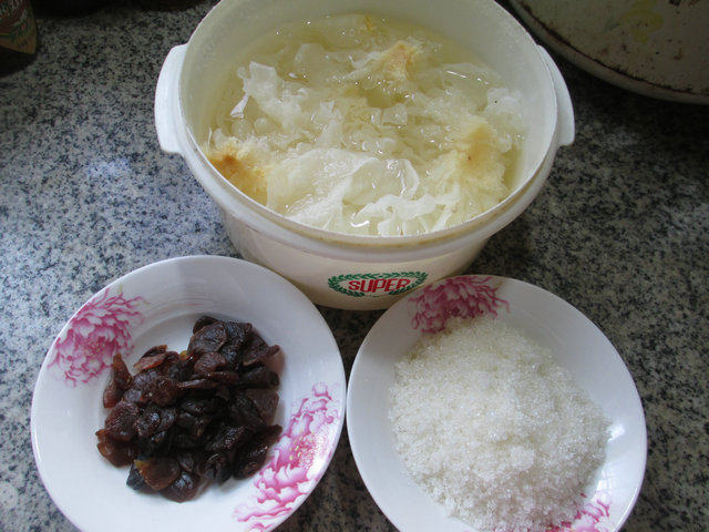 桂圆银耳步骤1