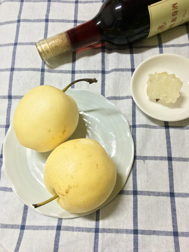 红酒炖梨步骤1