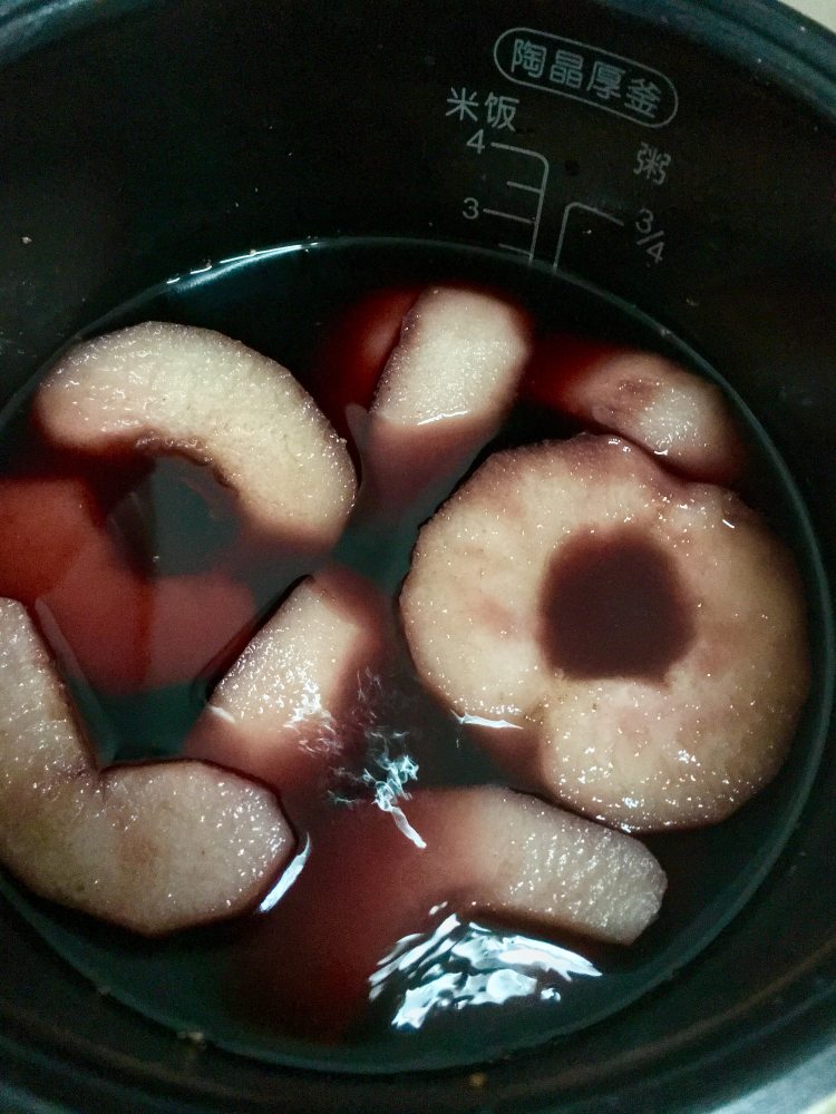 红酒炖梨步骤5