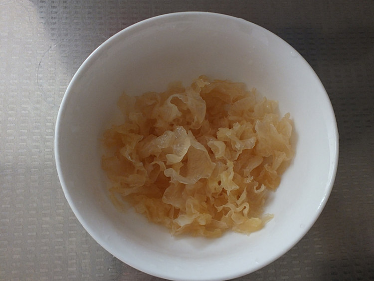 冰糖薏米银耳羹步骤2