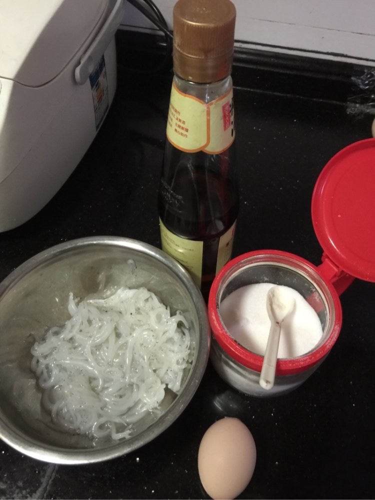 鸡蛋银鱼饼步骤1