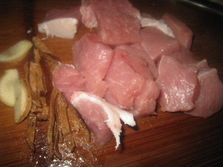 百合木耳炖瘦肉步骤1