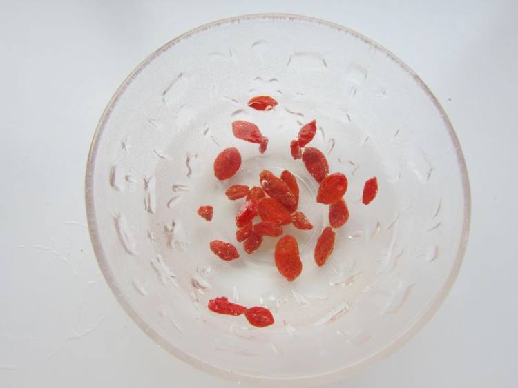 菊花冰糖雪梨饮步骤2