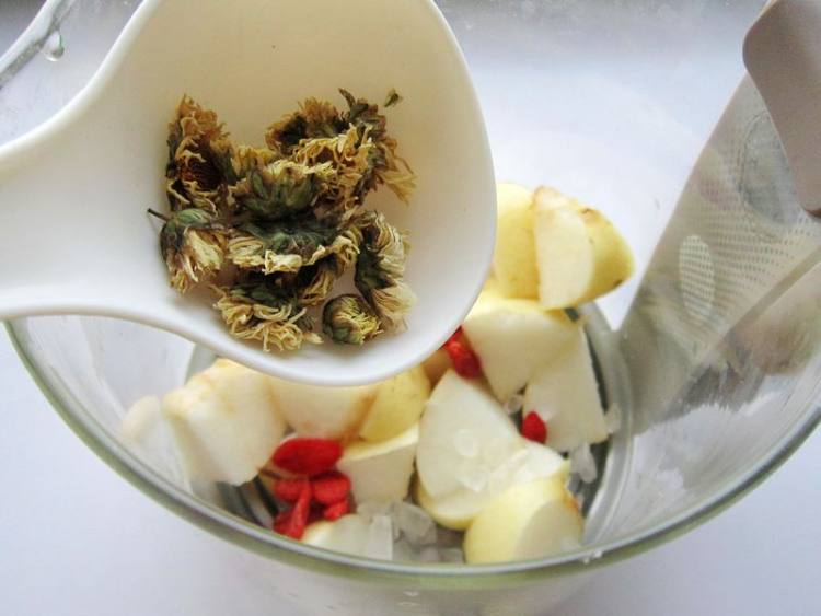 菊花冰糖雪梨饮步骤7