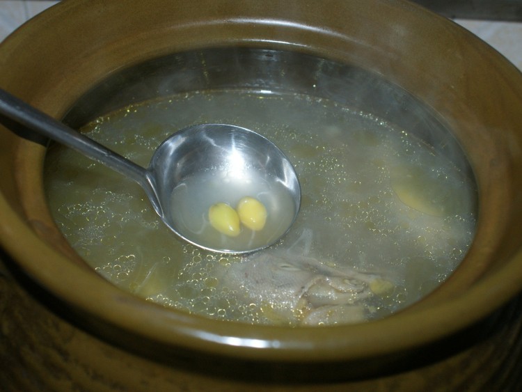 鱿鱼白果炖鸡步骤5