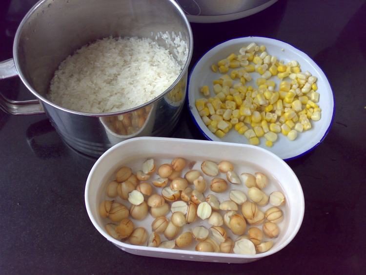 莲子玉米饭步骤1