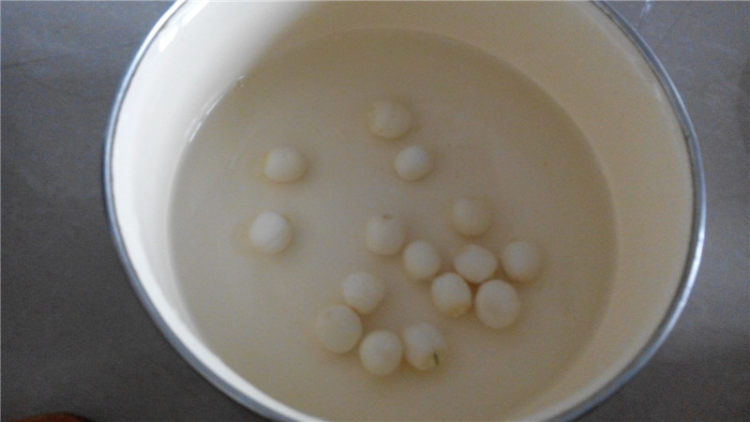 莲子雪梨糖水步骤1