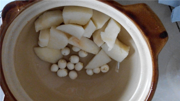 莲子雪梨糖水步骤3