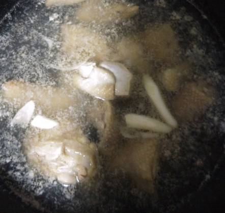 白果炖鸡汤步骤1