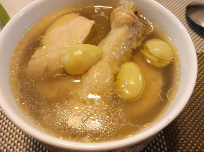 白果炖鸡汤步骤6