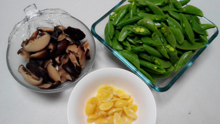 白果香菇素炒甜豆步骤3