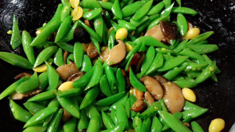 白果香菇素炒甜豆步骤8
