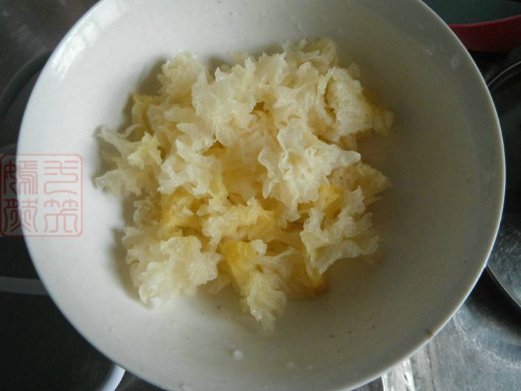 红枣雪梨银耳羹步骤3