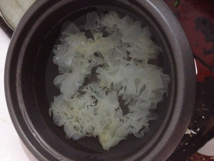 雪梨银耳红枣汤步骤1