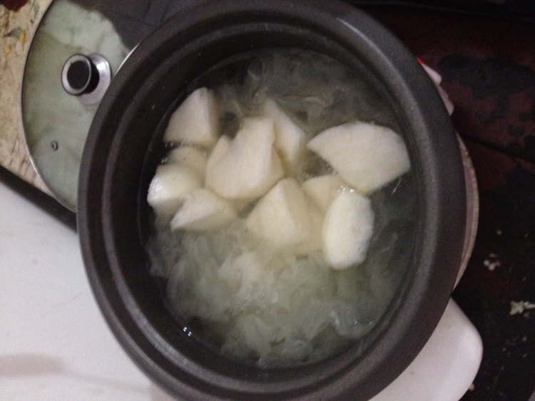 雪梨银耳红枣汤步骤4