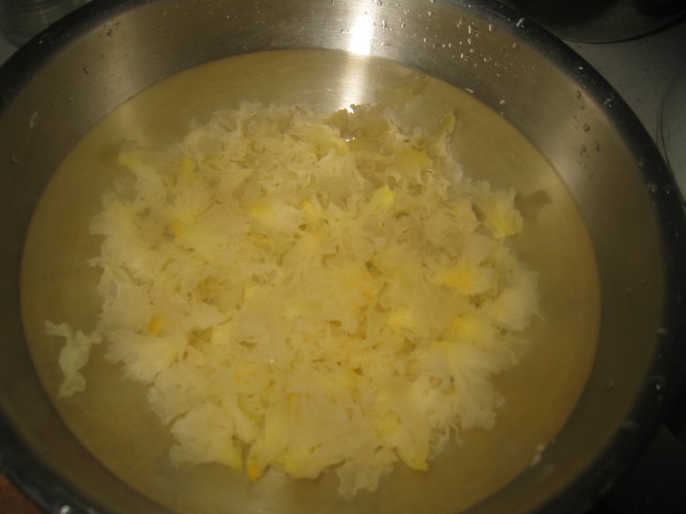 川贝雪梨炖银耳步骤1