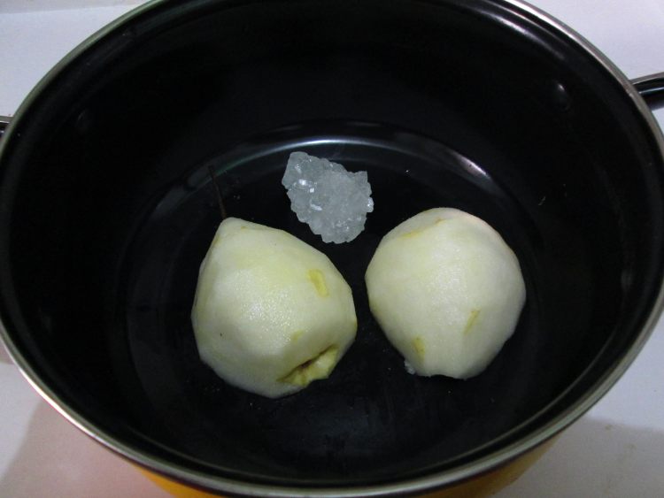 红酒煮梨步骤3