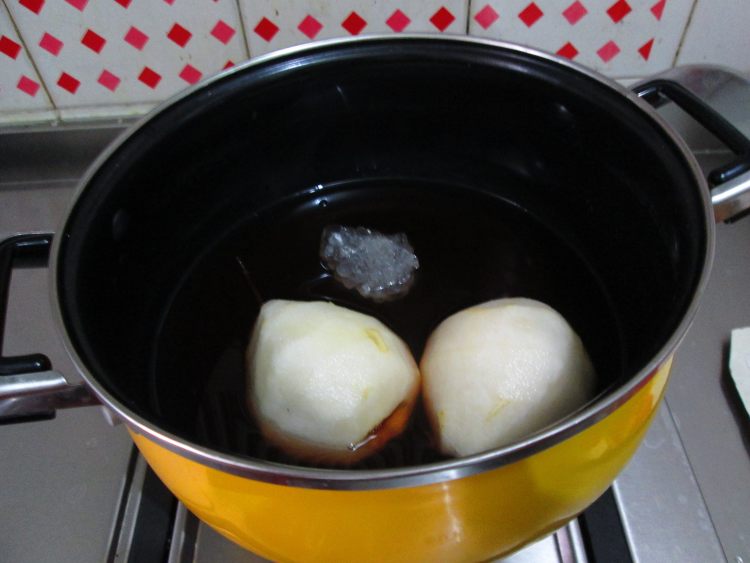 红酒煮梨步骤4