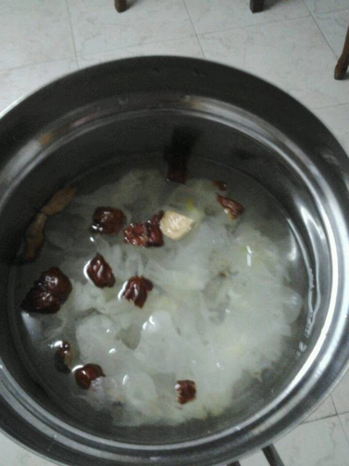 木瓜银耳红枣汤步骤3