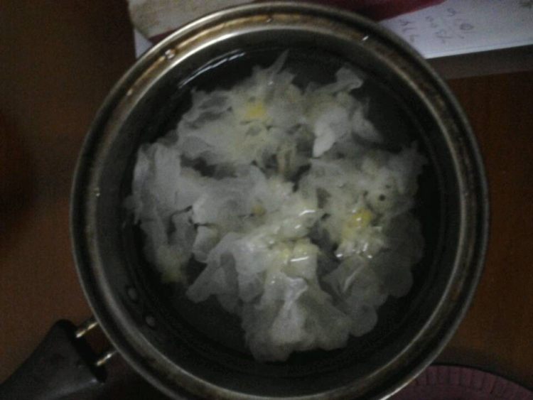 木瓜银耳红枣汤步骤1