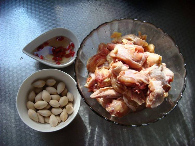 银杏炖鸡步骤1