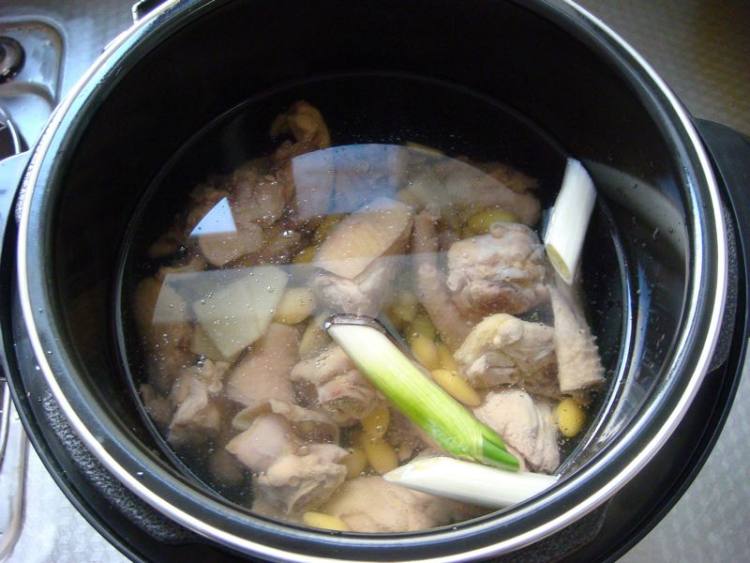 银杏炖鸡步骤4