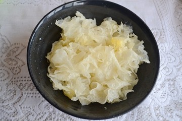 雪梨银耳枸杞汤步骤2
