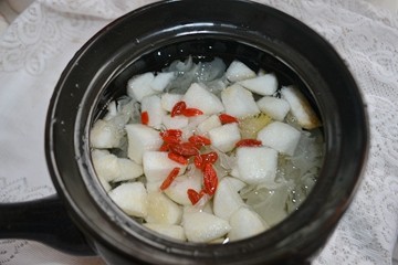 雪梨银耳枸杞汤步骤7