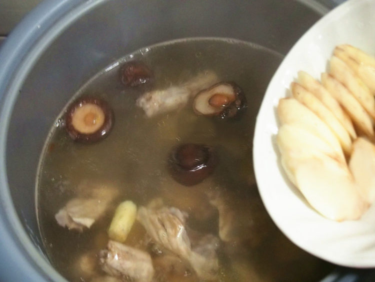 白果萝卜鸡汤步骤5