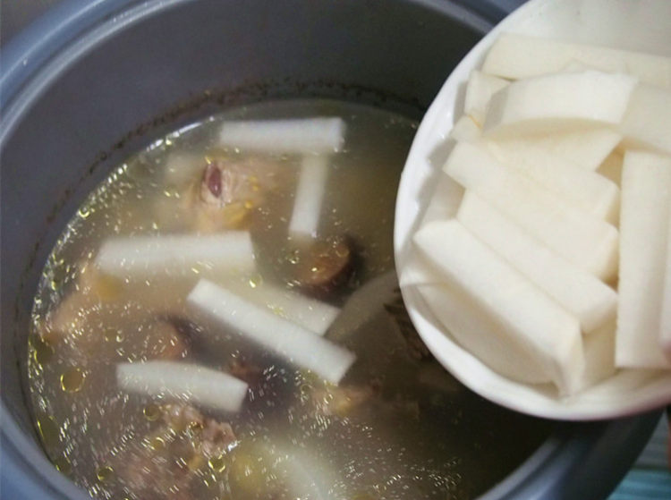 白果萝卜鸡汤步骤7