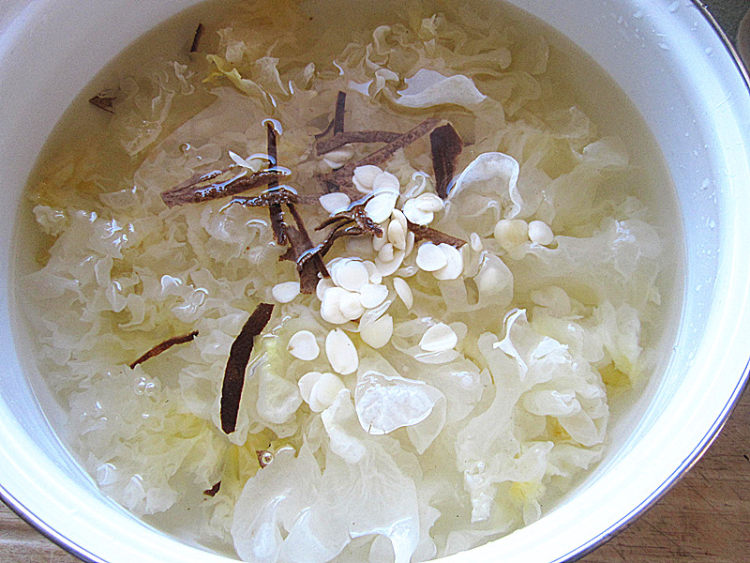 冰糖陈皮煲雪耳步骤5