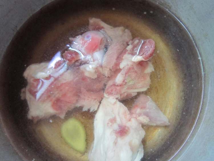 薏米白果筒骨汤步骤2
