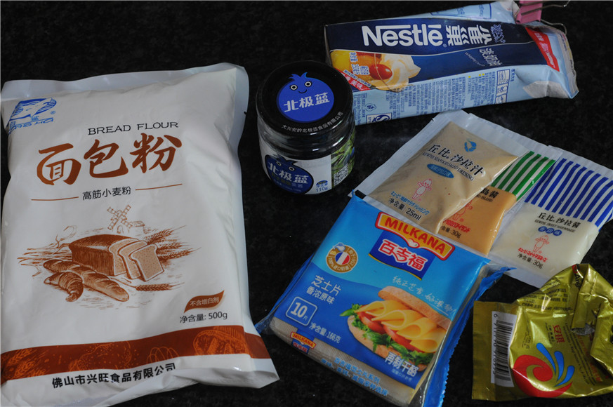 蓝莓沙拉花环面包步骤1