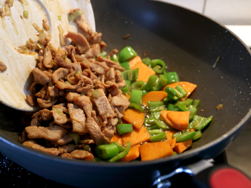 红薯炒肉片步骤7