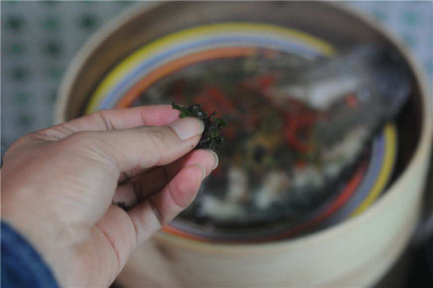 紫苏砂锅鲫鱼蒸步骤11