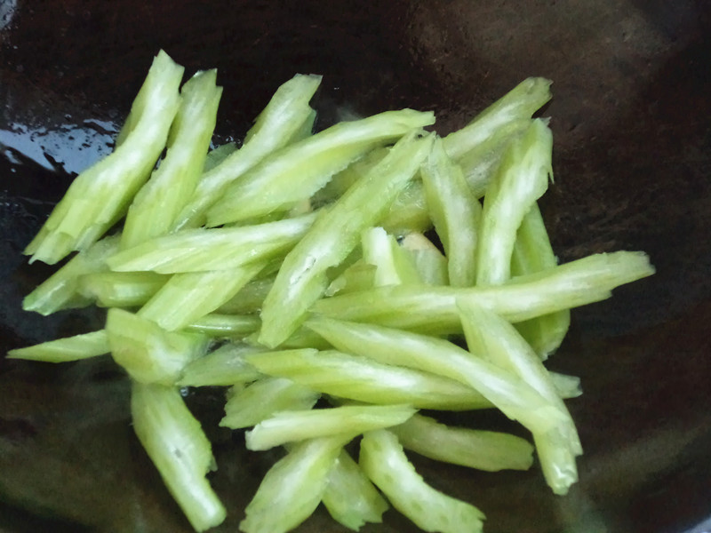 芹菜炒焖子步骤5