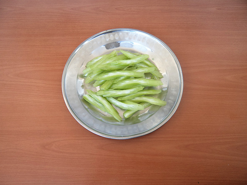 芹菜炒焖子步骤2